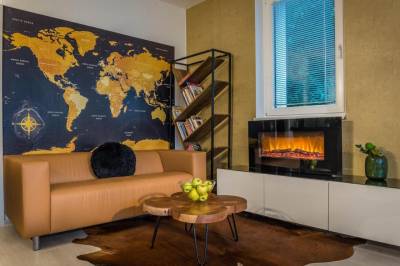 Obývačka s pohovkami a krbom, Apartmanica Triangel 103, Donovaly