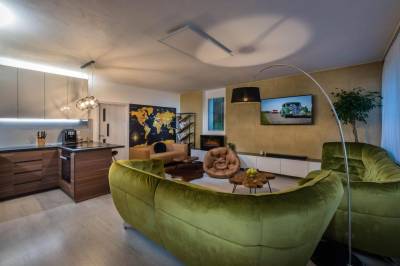 Obývačka s pohovkami a krbom, Apartmanica Triangel 103, Donovaly