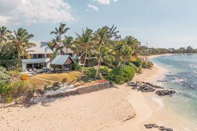 Pohľad z vtáčej perspektívy na idylickú polohu priamo pri tyrkysovom pobreží, Villa Karma by muse villas, Grand Baie