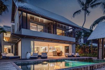 Podmanivá atmosféra večera s osvetleným bazénom a tropickou záhradou, Villa Karma by muse villas, Grand Baie