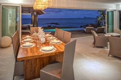 Stôl, kde si vychutnáte spoločné raňajky aj večere s výhľadom, Villa Karma by muse villas, Grand Baie