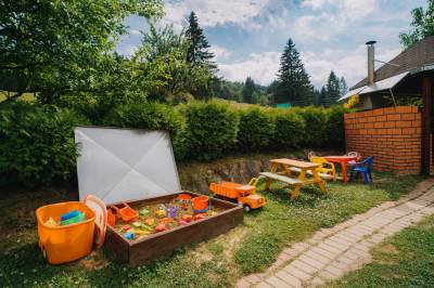 Pieskovisko, Rodinná chata Hybe, Hybe