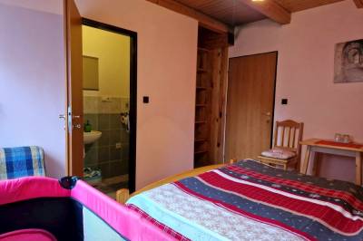 Dvojlôžková izba s možnosťou 1 prístelky, Rodinná chata Hybe, Hybe