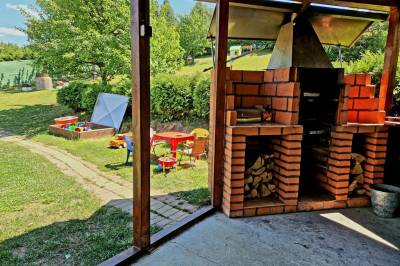 Krb v altánku, Rodinná chata Hybe, Hybe