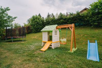 Hojdačka a preliezky, Rodinná chata Hybe, Hybe