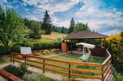 Terasa so sedením a hojdačkou, Rodinná chata Hybe, Hybe