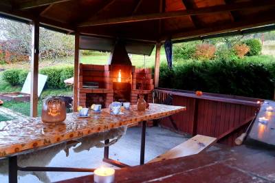 Sedenie v altánku, Rodinná chata Hybe, Hybe