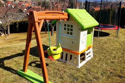 Hojdačka a preliezky, Rodinná chata Hybe, Hybe