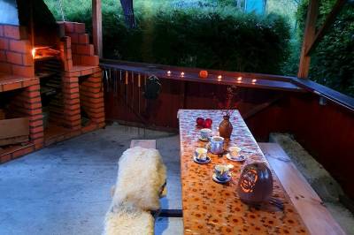 Sedenie v altánku, Rodinná chata Hybe, Hybe