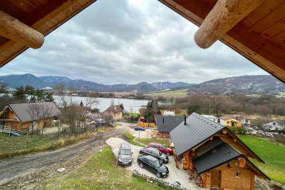 Exteriér - výhľad na vodnú nádrž Nitrianske Rudno, Zrubová rozprávka nad rybníkom, Kostolná Ves