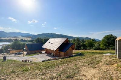 Exteriér, Zrubová rozprávka nad rybníkom, Kostolná Ves