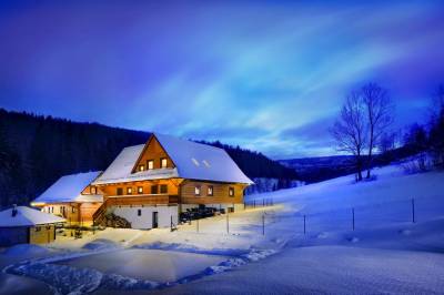 Exteriér ubytovania v obci Jezersko v zime, Chalupa Goral, Jezersko