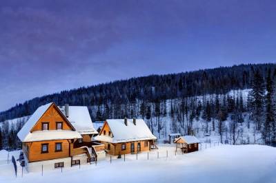 Exteriér ubytovania v obci Jezersko v zime, Chalupa Goral, Jezersko