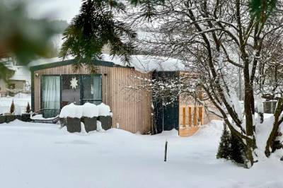 Exteriér v zime, Moderný Tiny house so saunou na liptovskom vidieku, Liptovské Matiašovce