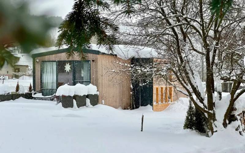 Exteriér v zime, Moderný Tiny house so saunou na liptovskom vidieku, Liptovské Matiašovce