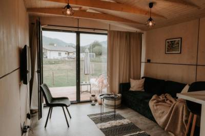 Výhľad z obývačky do záhrady s bazénom, Moderný Tiny house so saunou na liptovskom vidieku, Liptovské Matiašovce