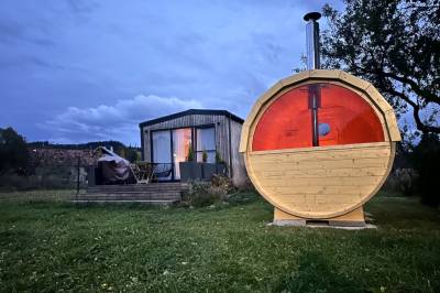 Moderný Tiny house so saunou na liptovskom vidieku, Liptovské Matiašovce