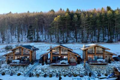 Exteriér ubytovaní Mountain Chalets v obci Valča v zime, Mountain Chalets - Chalet u Orla, Valča