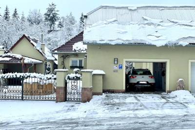 Exteriér ubytovania s garážou v Novej Bani, Chalupa SIMIHOUSE, Nová Baňa