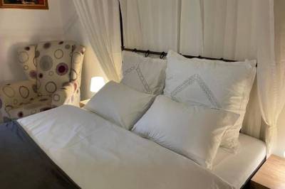 Apartmán s terasou - izba s manželskou posteľou a kreslom, Modrý dom, Podhájska