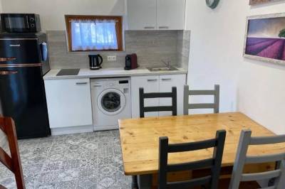 Apartmán s 2 spálňami - plne vybavená kuchyňa s jedálenským stolom a práčkou, Modrý dom, Podhájska