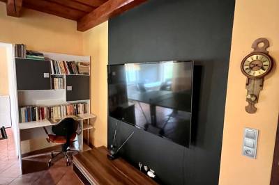 Obývačka s gaučom a TV, Dovolenkový dom Čarnica, Mlynky