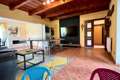 Obývačka s gaučom a TV, Dovolenkový dom Čarnica, Mlynky