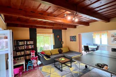 Obývačka s gaučom, stolným tenisom a TV, Dovolenkový dom Čarnica, Mlynky