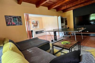 Obývačka s gaučom a TV, Dovolenkový dom Čarnica, Mlynky