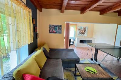 Obývačka s gaučom a TV, Dovolenkový dom Čarnica, Mlynky