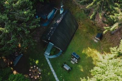 Exteriér ubytovania v lese, Hniezdo Pinky - chata v lese so saunou a kaďou na strednom Slovensku, Ostrá Lúka