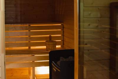 Fínska sauna v exteriéri, Hniezdo Pinky - chata v lese so saunou a kaďou na strednom Slovensku, Ostrá Lúka