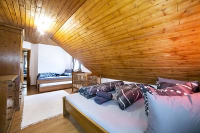 Chalet Lynx - spálňa s manželskou a 1-lôžkovou posteľou + detskou postieľkou, Chalety Olešná, Olešná