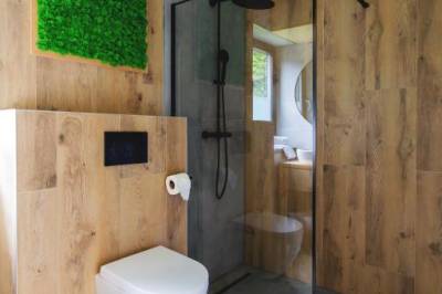Apartmán Malinô Hrabovo 2 - Kúpeľňa so sprchovacím kútom a WC, Malinô Apartments - Chalets in Ski &amp; Bike Park, Ružomberok