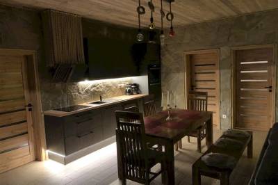 Plne vybavená kuchyňa s jedálenským sedením, Chata u Medveďa, Oravská Lesná