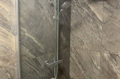 Kúpeľňa so sprchovacím kútom, Chata u Medveďa, Oravská Lesná