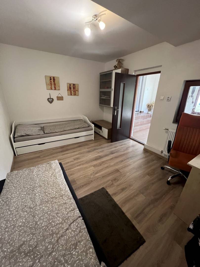 Spálňa, Priestranný dom s kúpacou kaďou, Levice