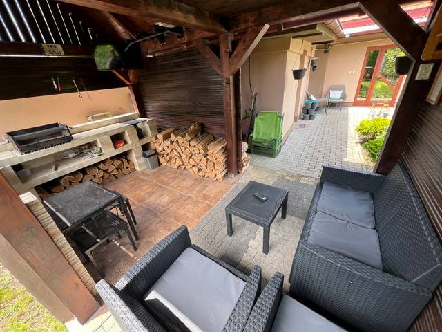 Terasa, Priestranný dom s kúpacou kaďou, Levice