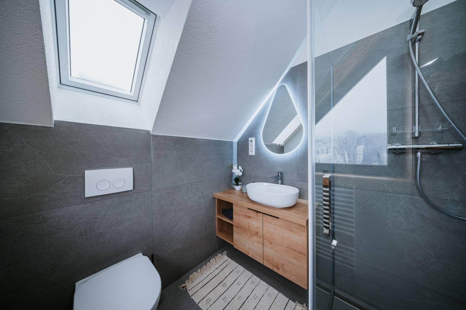 Kúpeľňa s toaletou, Zrub Azarka, Beňuš