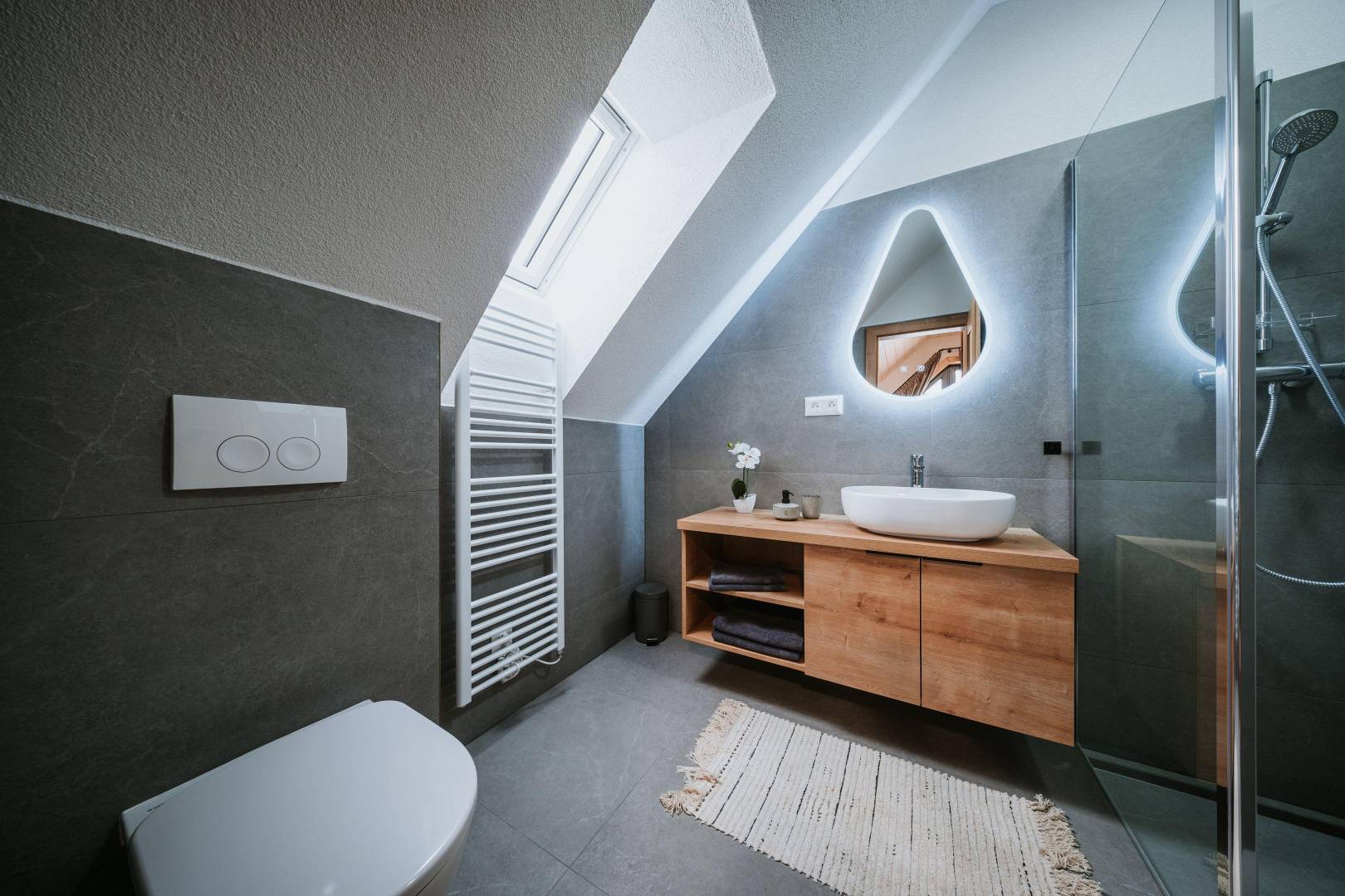 Kúpeľňa s toaletou, Zrub Azarka, Beňuš