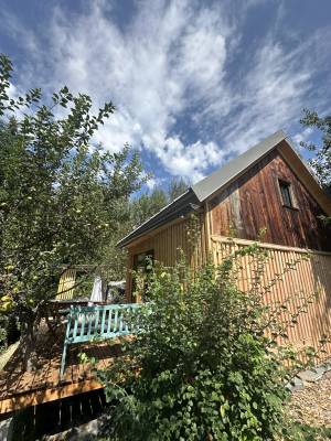 Exteríér, TinyHouse Beehauz - relax so včielkami, Tŕnie