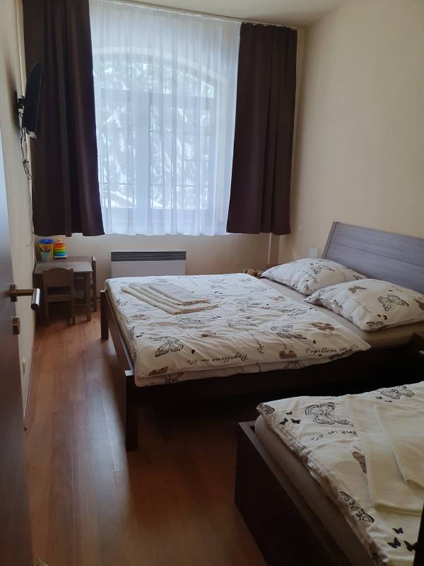 Spálňa s manželskou a 1-lôžkovou posteľou, Apartmán 7, AD Kamzík Donovaly, Donovaly