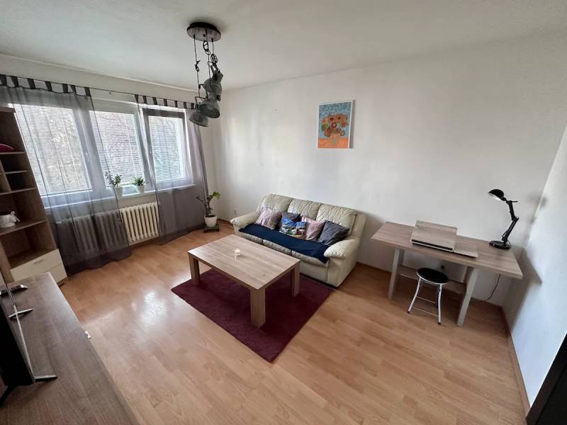 Obývačka s gaučom a TV, Apartmán Košice, Košice