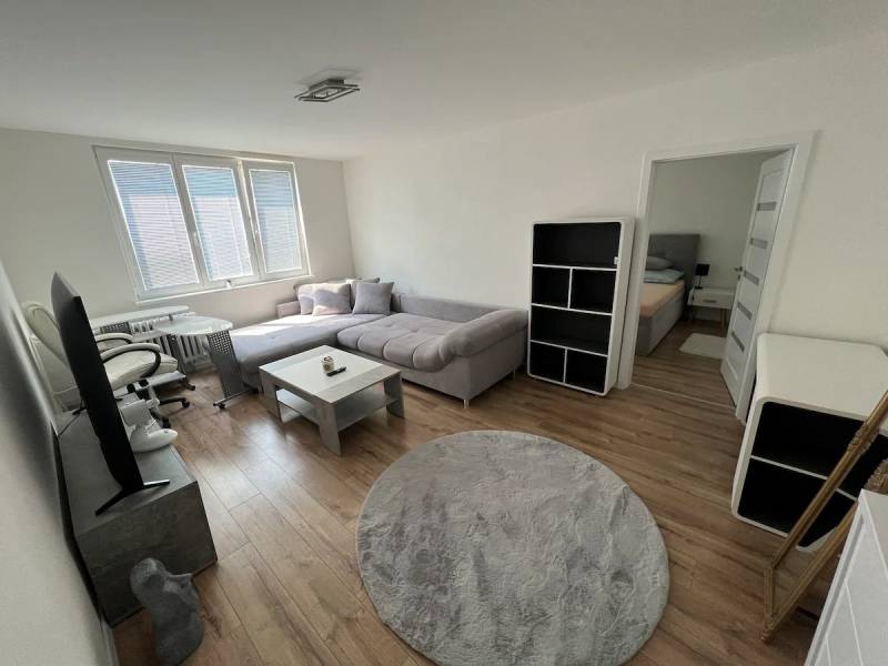 Obývačka s rozkladacím gaučom a TV, Apartmán White Diamond, Nitra